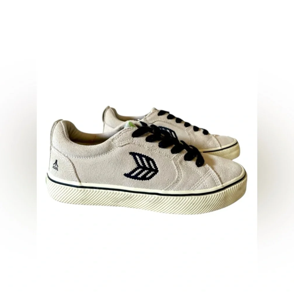 Cariuma X Atari OCA Shoes Womens Sz 7 In Vintage White Gray Suede Sneakers retro